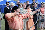 Mongolialaista jousiammuntaa. Copyright © Tasavallan presidentin kanslia